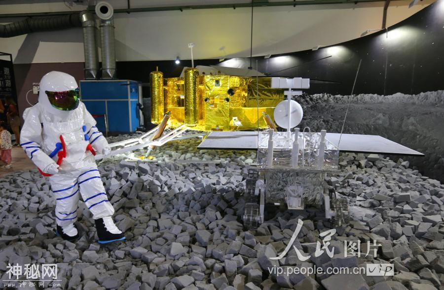 “生在宇宙”中国航天艺术科技展亮相上海浦东-1.jpg