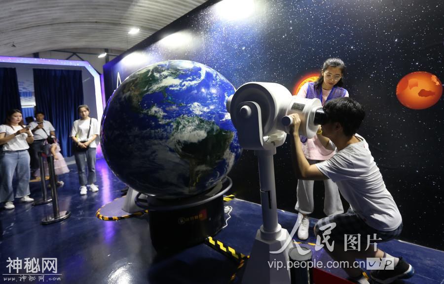 “生在宇宙”中国航天艺术科技展亮相上海浦东-3.jpg