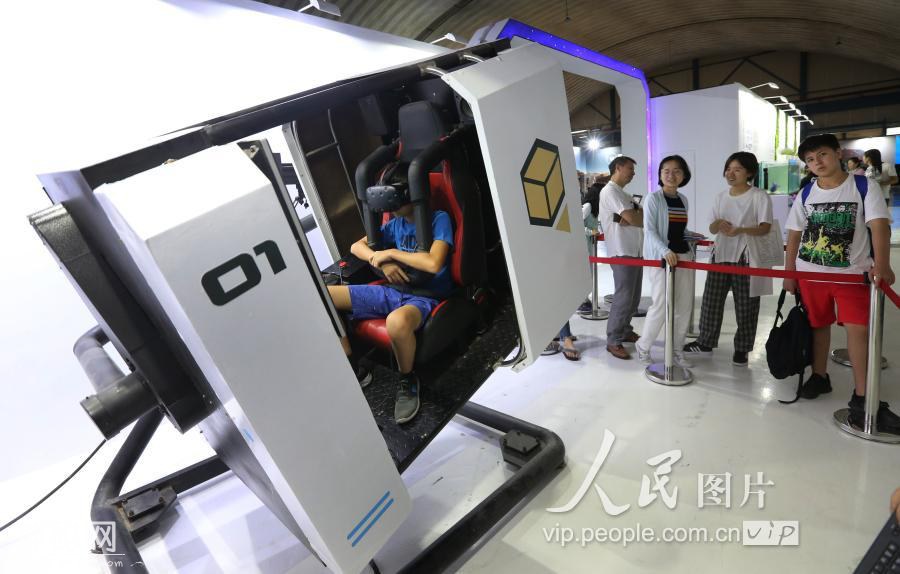 “生在宇宙”中国航天艺术科技展亮相上海浦东-6.jpg