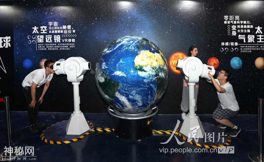 “生在宇宙”中国航天艺术科技展亮相上海浦东-4.jpg