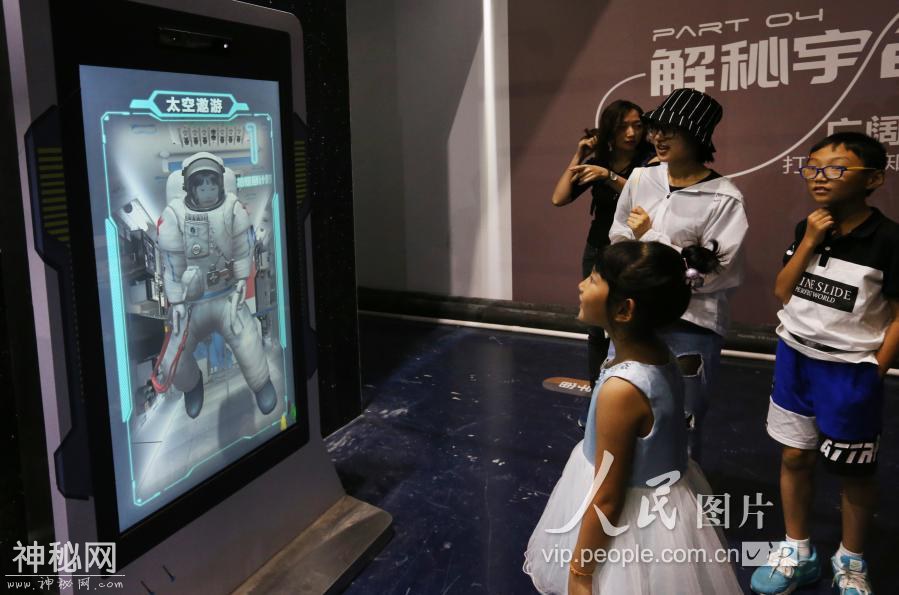 “生在宇宙”中国航天艺术科技展亮相上海浦东-9.jpg