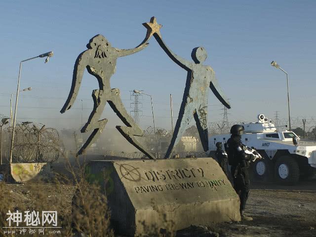 《第九区》：超虐心科幻片，10年后仍难超越-4.jpg