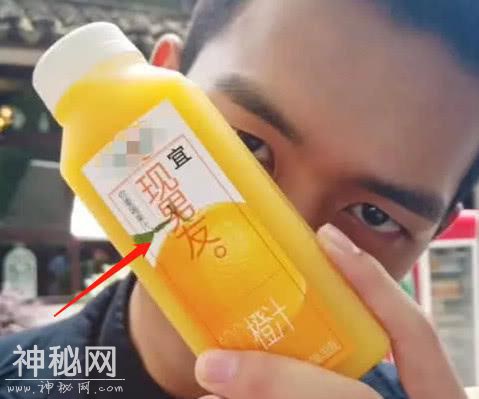 杨紫为李现拍照片，有谁发现瓶子上三个字？网友：坐等官宣-4.jpg