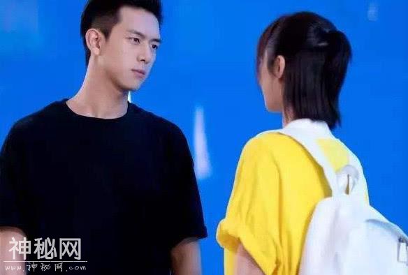 杨紫为李现拍照片，有谁发现瓶子上三个字？网友：坐等官宣-1.jpg