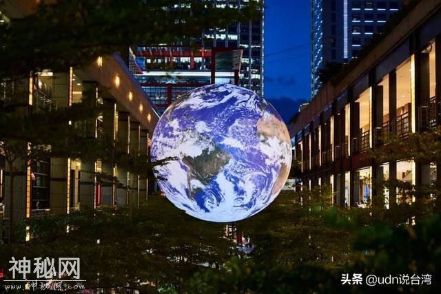 太阳系最美星球！7米飘浮地球“盖亚”首度现身台北信义区-6.jpg