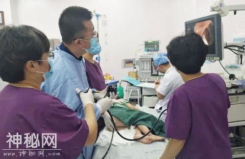 “纽扣电池”肠内“住”6天？取出发现竟是一个小磁铁-1.jpg