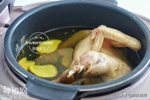 煲鸡汤时，用冷水还是热水？要焯水吗？煲完汤的鸡肉还有营养吗？-10.jpg