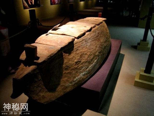 罗布泊现七星巨棺，墓主3800年不腐，面露神秘微笑-1.jpg