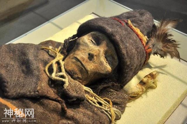 罗布泊现七星巨棺，墓主3800年不腐，面露神秘微笑-5.jpg