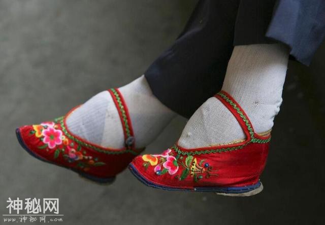 中国的裹脚不算啥，欧洲女子为美敢自残，日本的风俗更是“吓人”-1.jpg