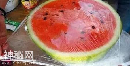 瓜红是非多！西瓜包上保鲜膜细菌增10倍？-2.jpg