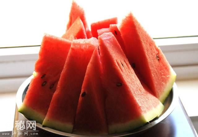 瓜红是非多！西瓜包上保鲜膜细菌增10倍？-4.jpg
