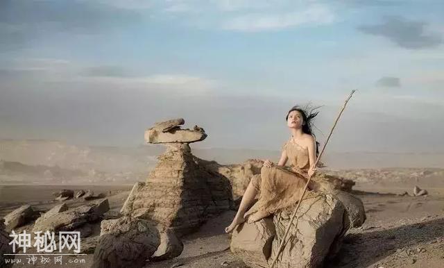罗布泊的模特，身如花儿绽放-16.jpg