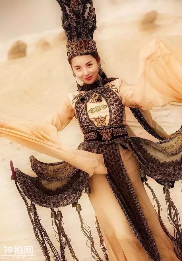 罗布泊的模特，身如花儿绽放-73.jpg