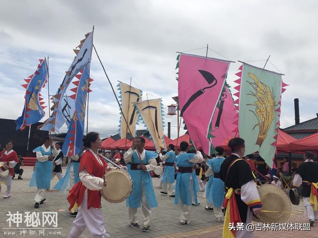 首届“光东稻花香”民俗展演活动在吉林省和龙市举行-6.jpg