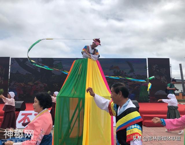 首届“光东稻花香”民俗展演活动在吉林省和龙市举行-8.jpg