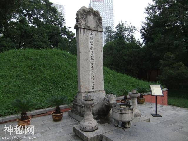 1973年合肥专家对包公墓考古，守墓人说：你们掘错了，真墓在这里-3.jpg