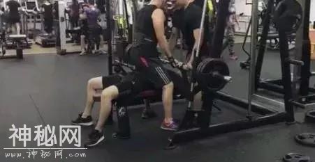 那些卧推200斤的人，都是怎么达到？-4.jpg