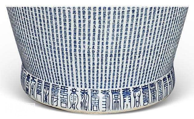 清康熙有一件万寿纹尊，上面写同一个字，但数量估计无法查清-5.jpg