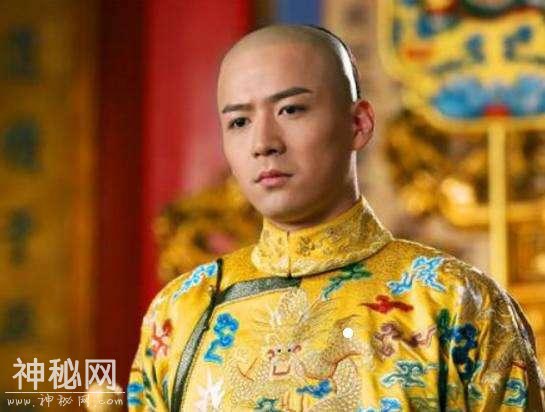 清康熙有一件万寿纹尊，上面写同一个字，但数量估计无法查清-6.jpg