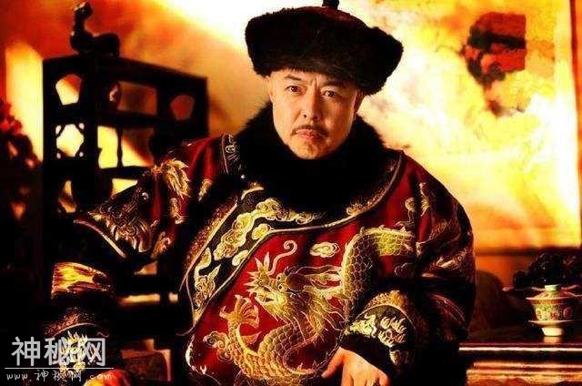 清康熙有一件万寿纹尊，上面写同一个字，但数量估计无法查清-3.jpg