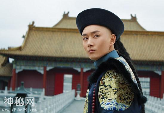 清康熙有一件万寿纹尊，上面写同一个字，但数量估计无法查清-2.jpg