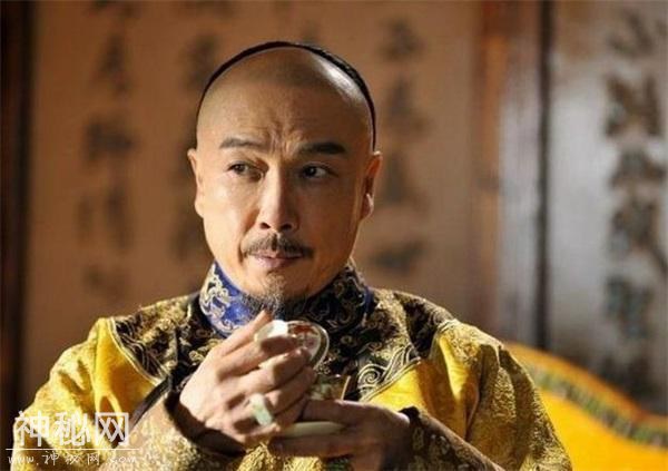 清康熙有一件万寿纹尊，上面写同一个字，但数量估计无法查清-1.jpg