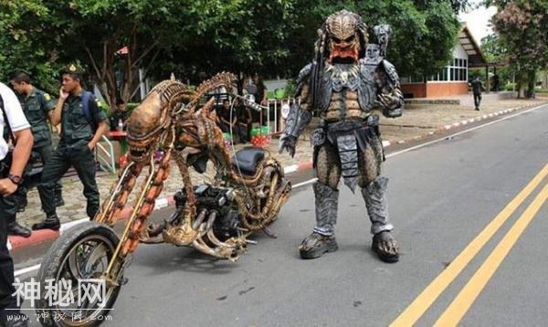 泰国男子扮外星人被警察谈话 因与警察交谈的照片传播开意外走红-3.jpg