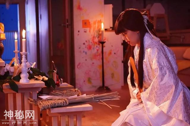 冲击性恐怖片《来了》：小松菜奈粉色头发满身刺青-4.jpg