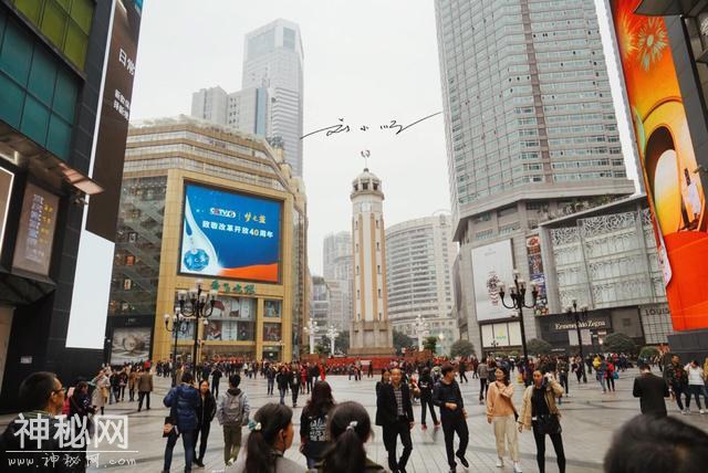 外地游客到重庆旅游，第一次看见解放碑忍不住吐槽：怎么这么小？-3.jpg