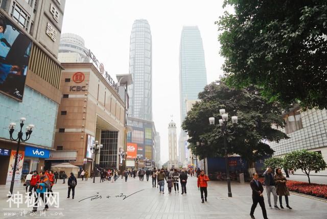 外地游客到重庆旅游，第一次看见解放碑忍不住吐槽：怎么这么小？-5.jpg