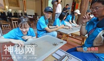 相机记录民俗 交流促进友谊 两岸青年走进厦门“闽台生态文化村”-2.jpg