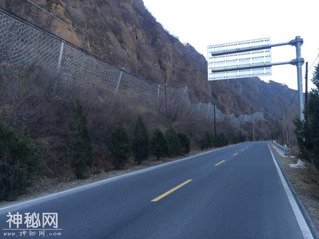 门头沟突发山体崩塌，“防护网全兜住了，没事儿！”网友：怎么挂上悬崖峭壁的？-1.jpg