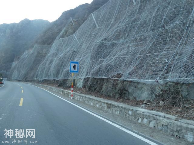 门头沟突发山体崩塌，“防护网全兜住了，没事儿！”网友：怎么挂上悬崖峭壁的？-5.jpg