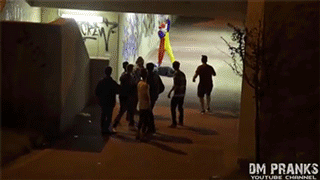 英国惊现变态胶衣人！深夜猥亵少女连动物也不放过…-11.jpg