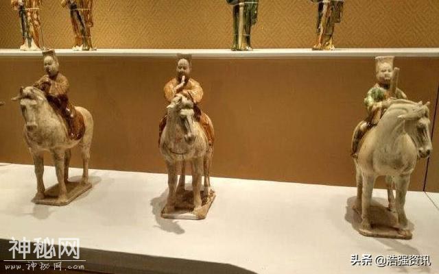 唐古墓被盗墓贼光顾八次，专家不甘心抬走棺椁，因此获82件国宝-3.jpg