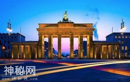 历史老照片 柏林墙最早的形式以铁丝网修建的-10.jpg