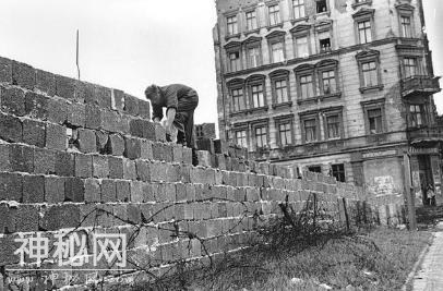 历史老照片 柏林墙最早的形式以铁丝网修建的-5.jpg