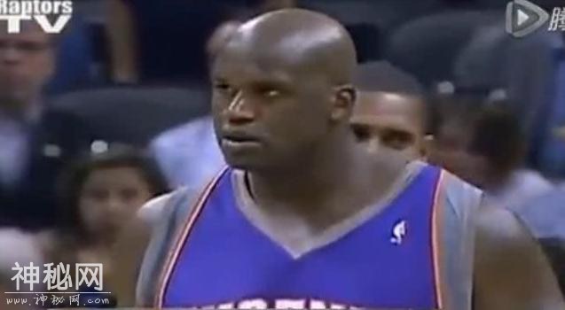 NBA赛场搞笑犯规：波波维奇开场5秒执行砍鲨战术，奥尼尔一脸茫然-2.jpg