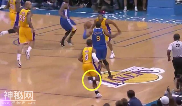 NBA赛场搞笑犯规：波波维奇开场5秒执行砍鲨战术，奥尼尔一脸茫然-3.jpg