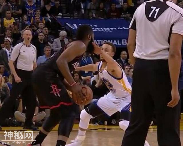 NBA赛场搞笑犯规：波波维奇开场5秒执行砍鲨战术，奥尼尔一脸茫然-7.jpg