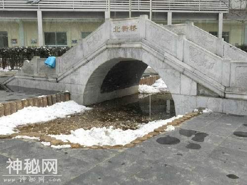 揭秘：神秘传说中的锁龙井，这个世界上真的存在未知生物吗？-2.jpg