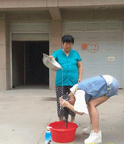 搞笑GIF：妹子以后再也不敢用这个姿势了-1.jpg