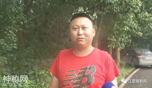 江夏一市民在环山路徒步时，发现一只野生动物，刚开始他以为是一只兔子...-4.jpg