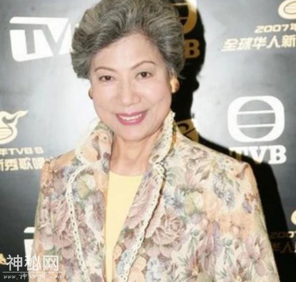 她被誉为“鬼片之母”，现孤身一人无人娶，网友：看完后背发凉-2.jpg