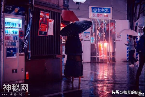 如何拍出超酷的未来科幻风？赛博朋克摄影技巧-2.jpg