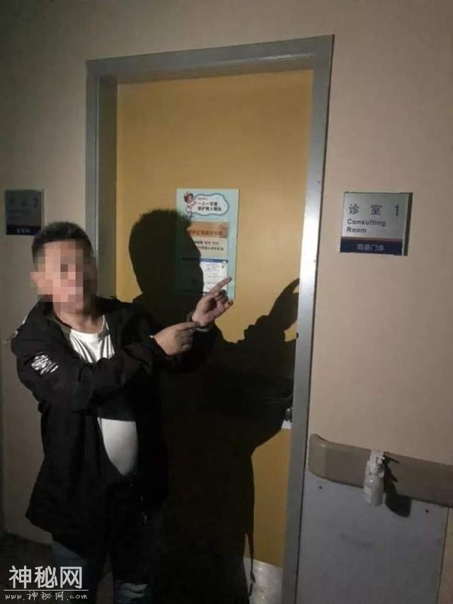 医生诊疗期间去了一趟厕所，回来发现更衣箱里的包被盗了-1.jpg