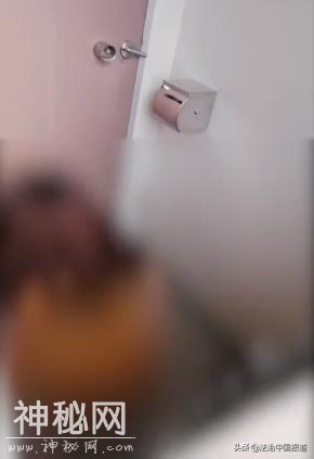 男子偷拍女子上厕所被发现后秒认怂，已被拘留7日-2.jpg
