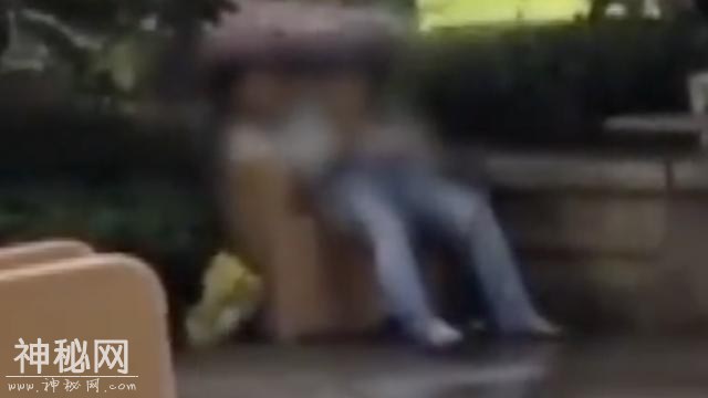 4小时后才发现！42岁男子猝死小区广场 住户：以为他睡着了-1.jpg