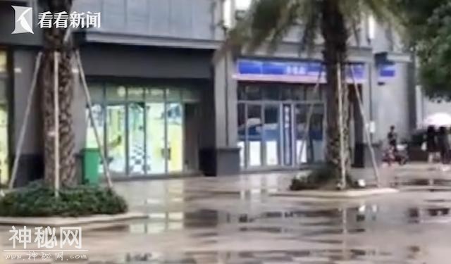 4小时后才发现！42岁男子猝死小区广场 住户：以为他睡着了-3.jpg